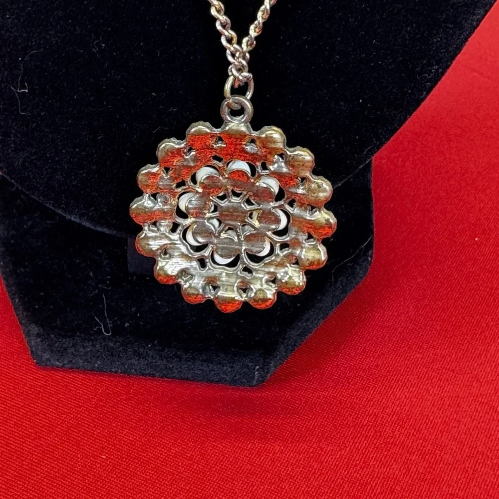Vintage Gold Tone White Flower Necklace‎
